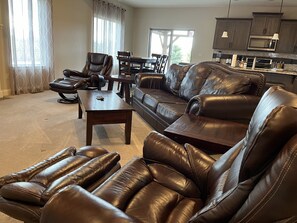 Smart TV, fireplace, stereo - Beautiful Montana home with panoramic mountain views (Belgrade)