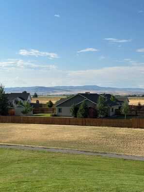 Property grounds - Beautiful Montana home with panoramic mountain views (Belgrade)