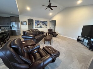 智能电视、壁炉、立体声音响