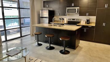 Kylskåp, mikrovågsugn, ugn och spishäll