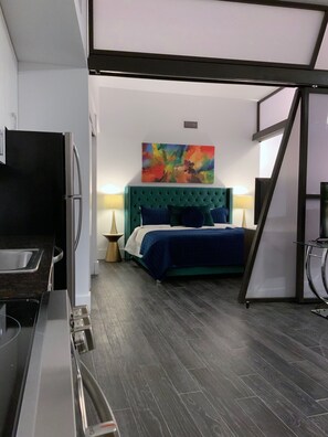 4 chambres, bureau, fer et planche à repasser, lit parapluie