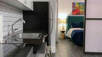 4 chambres, bureau, fer et planche à repasser, lit de bébé portatif