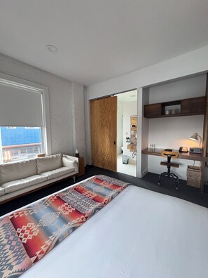 Deluxe Room with Private Bathroom | Hypo-allergenic bedding, individually decorated, desk - Ace Hotel Seattle (Seattle)