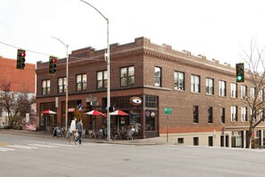 Vista frontal de la propiedad