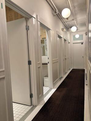 Shower, hair dryer, bathrobes, towels - Ace Hotel Seattle (Seattle)