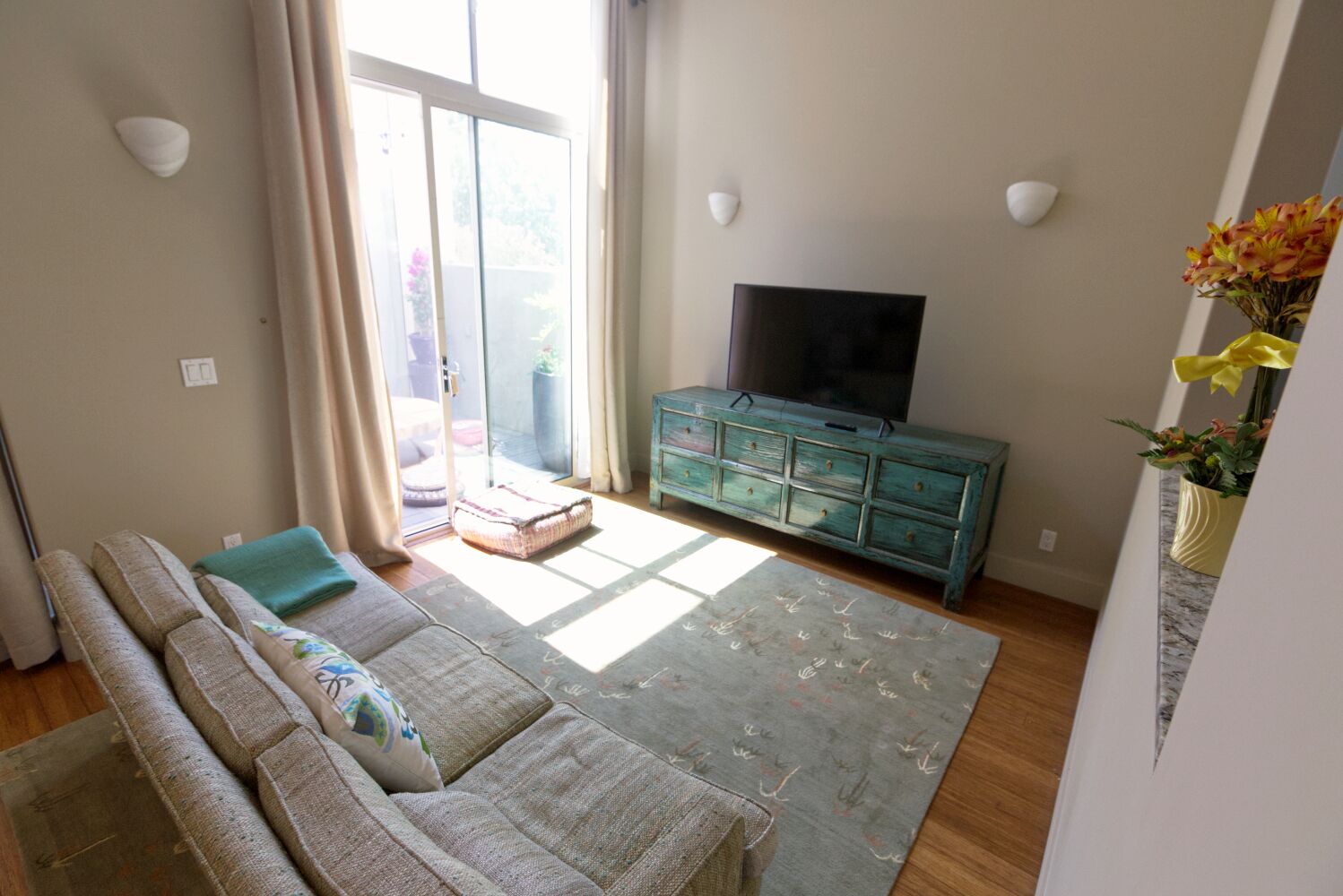 Spacious and serene getaway in downtown Menlo Park. 