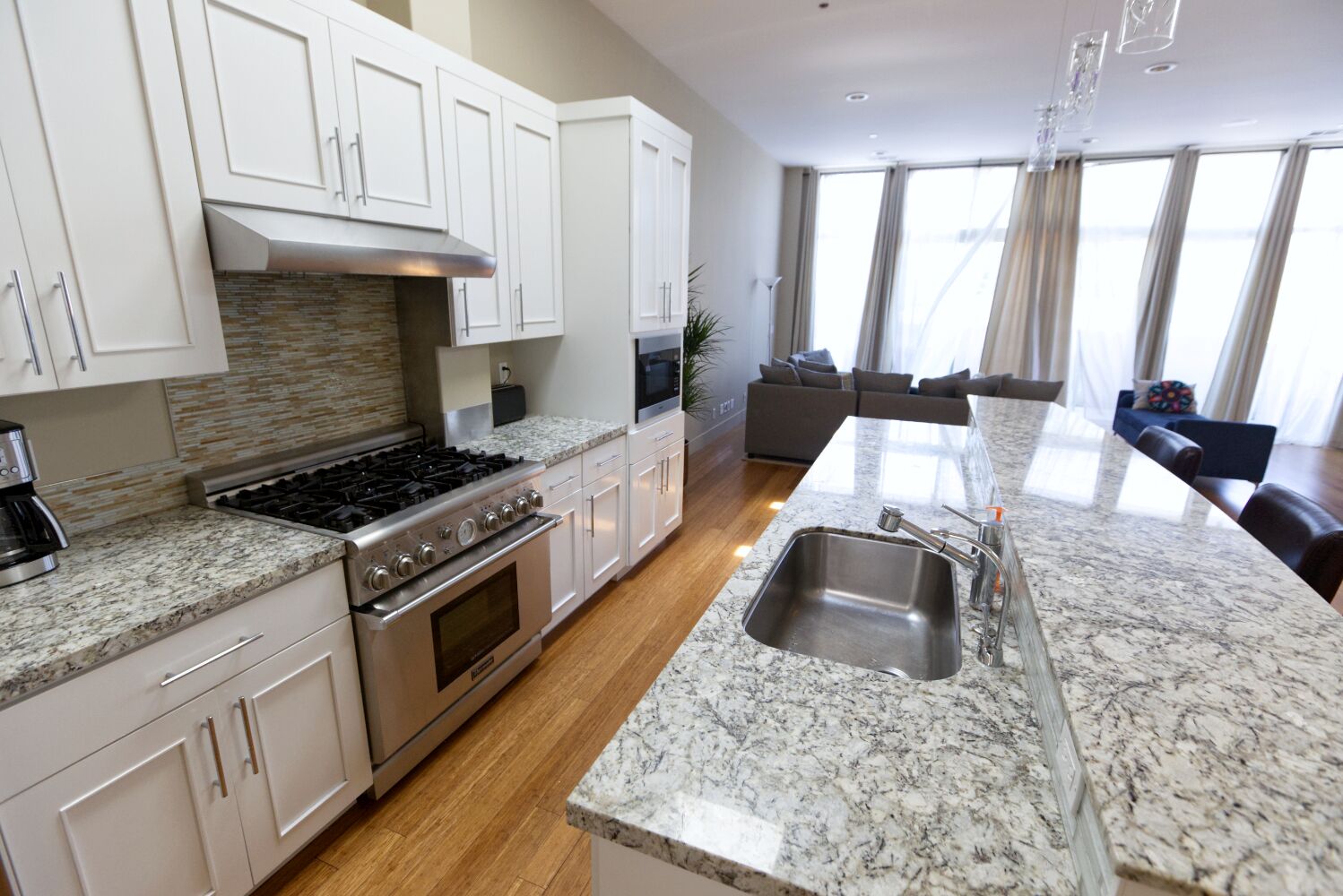 Spacious and serene getaway in downtown Menlo Park. 