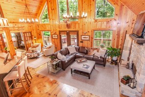 Älytelevisio, takka, videopelejä, DVD-soitin