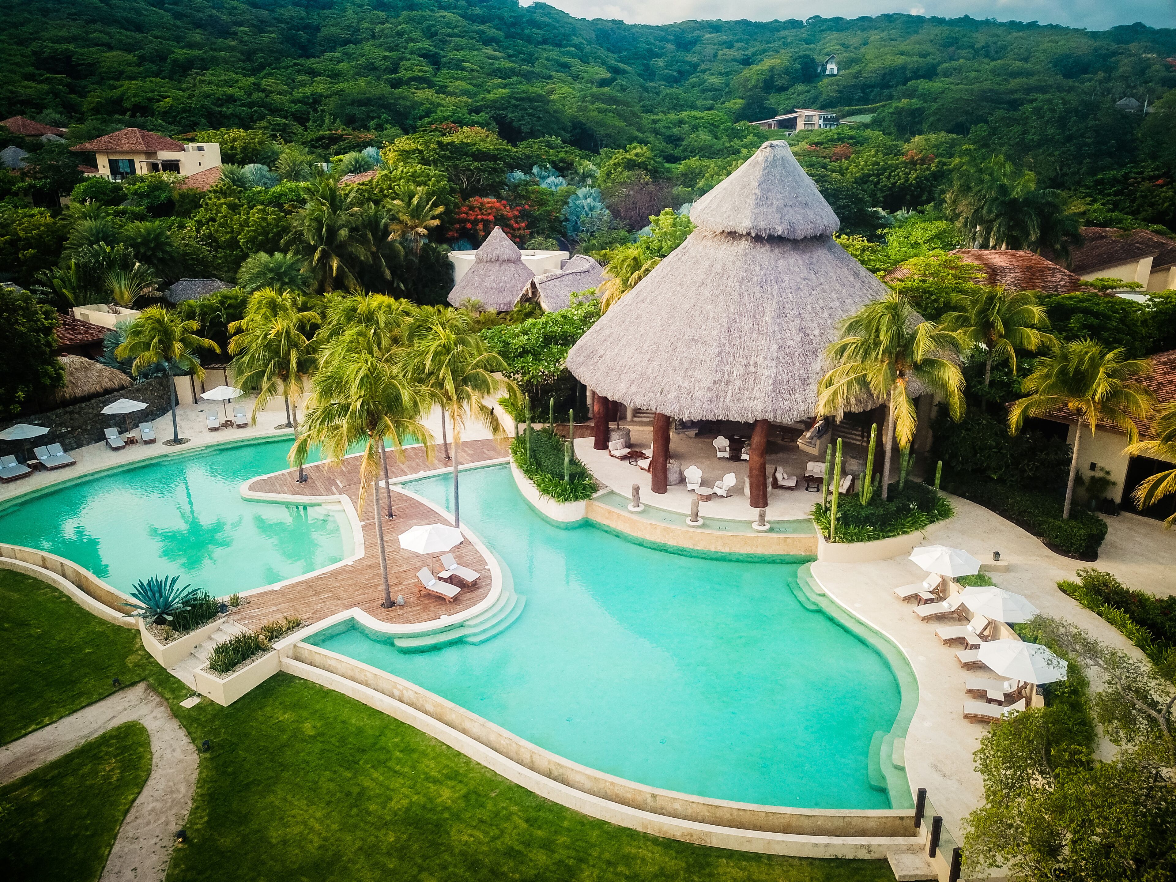 Een buitenzwembad, parasols voor strand/zwembad