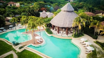 Außenpool, geöffnet von 07:00 Uhr bis 20:00 Uhr, Sonnenschirme