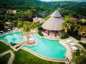 Piscina externa, funciona das 7h às 20h, guarda-sóis, espreguiçadeiras