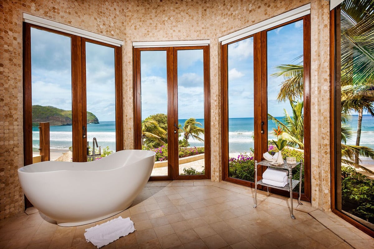 Suite (Dona Vivian) | Badkamer | Een douche, designer toiletartikelen, een haardroger, badjassen