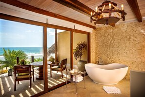 Chuveiro, produtos de toalete de grife, secador de cabelo 