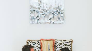 Um casal em uma banheira com um painel decorativo na parede.