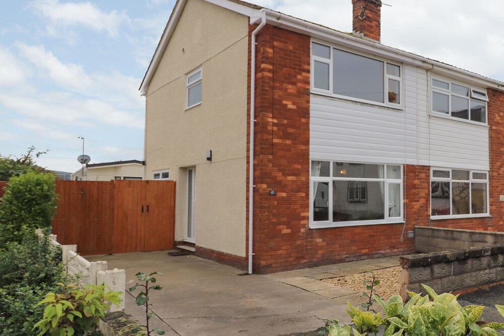 TY HAF SUMMERHOUSE, pet friendly, with a garden in Prestatyn