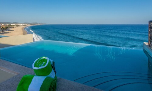 NEW! PENTHOUSE CONDO ON THE BEACH with PRIVATE ROOFTOP POOL!