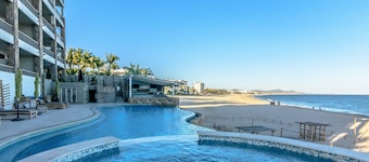 NEW! PENTHOUSE CONDO ON THE BEACH with PRIVATE ROOFTOP POOL!