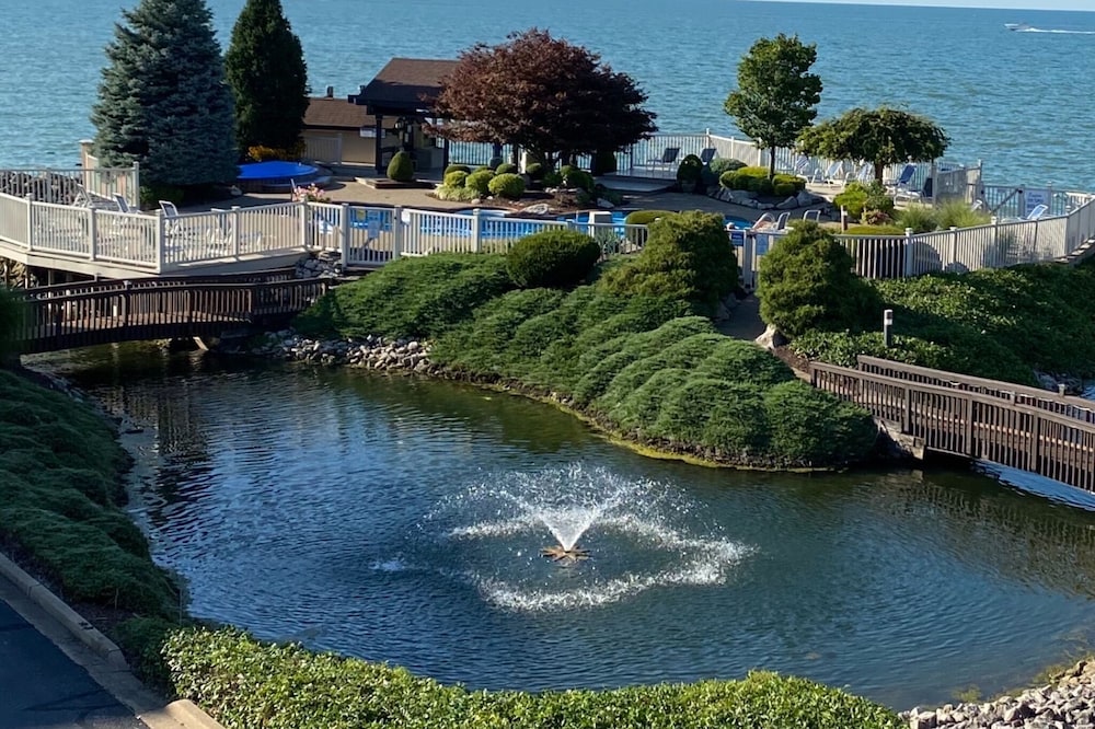 Fabulous Three Bedroom Condo - Spectacular View Of Lake Erie!