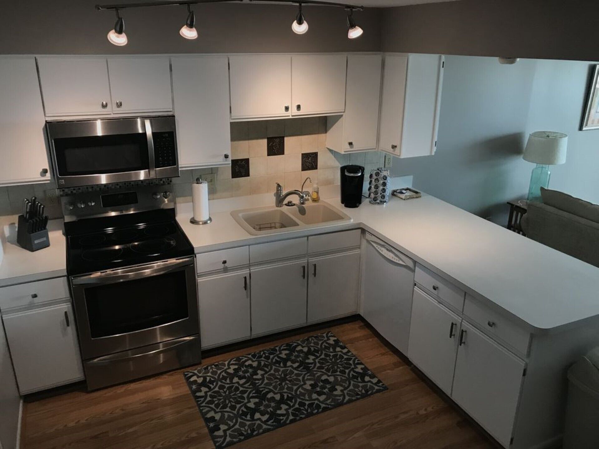 Fabulous Three Bedroom Condo - Spectacular View Of Lake Erie!