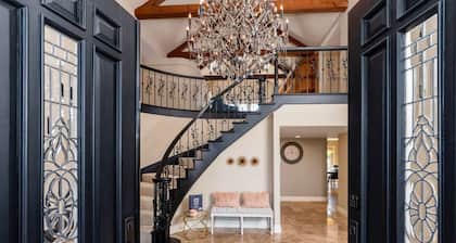 Luxury Hilltop Estate:Game Room/VolleyBall/Pool/Hot Tub!