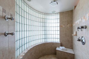 Secadora de cabello, toallas, papel de baño 
