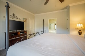 2 bedrooms, iron/ironing board, free WiFi, bed sheets - Walk-in Condo near Hwy 76 Shows, Shopping, & Dining Options (Branson)