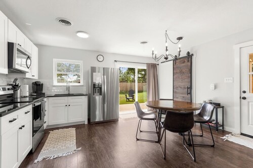 New SPA! Dwntwn DRIP Bluff St Cottage & Guest House! Walk to Food, Bars & Music!