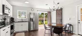 New SPA! Dwntwn DRIP Bluff St Cottage & Guest House! Walk to Food, Bars & Music!