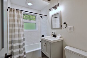 Ensemble baignoire-douche, séchoir à cheveux, serviettes fournies