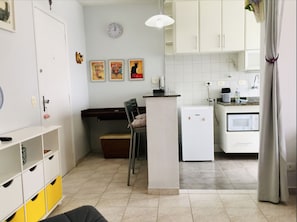 Quarto quádruplo básico | Cozinha americana privada | Micro-ondas, fogão, cooktop, talheres/pratos/utensílios de cozinha