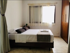 Quarto quádruplo básico | Wi-Fi de cortesia, acesso para cadeiras de rodas