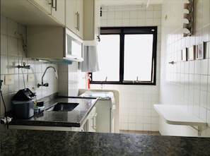 Quarto quádruplo básico | Cozinha americana privada | Micro-ondas, fogão, cooktop, talheres/pratos/utensílios de cozinha