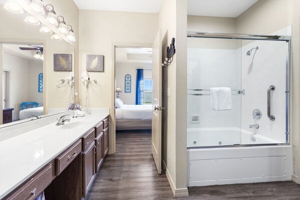 Combined shower/bathtub, jetted bath, hair dryer, towels - Spacious 2-Bedroom Golf Condo in hte Heart of Branson (Branson)