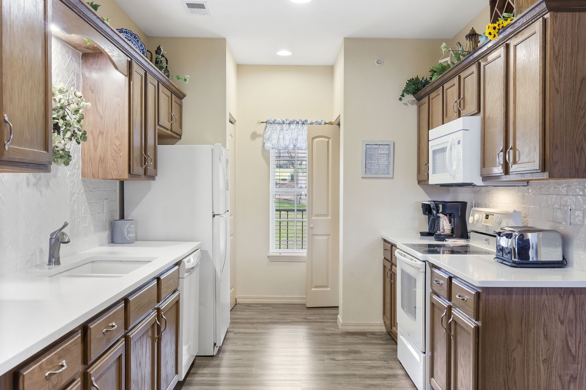 Kjøleskap, mikrobølgeovn, ovn og kokeplater