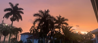 Heated Pool, Lanai, Bikes & Beach Gear, Near Beach, Dog Friendly, Fully Stocked