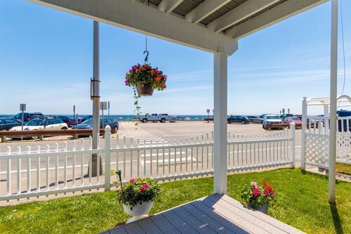 Beach House, Walking distance to downtown!