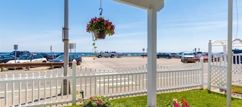 Beach House, Walking distance to downtown!