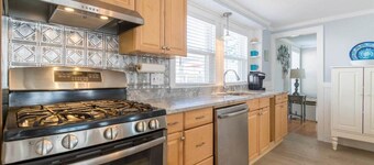 Beach House, Walking distance to downtown!