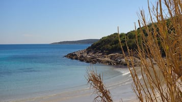 Una spiaggia nelle vicinanze, lettini da mare, teli da spiaggia