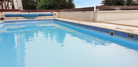 A heated pool. Homerez - Apartment in Allevard