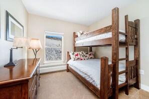 3 bedrooms, iron/ironing board, internet, bed sheets - Ideally located mountain getaway w/ shared pool, gas grill, & scenic balcony (Granby)