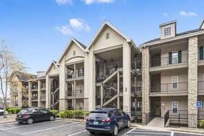 Exterior - 2 Bedroom, 2 Bathroom Golf Condo featuring Private, Covered Balcony with Pool View (Branson)
