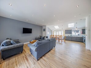 TV - 6 bedroom accommodation in Trevor, near Llangollen (Trevor, near Llangollen)