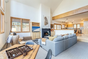 Smart TV, chimenea, mesa de ping pong, biblioteca de música
