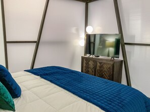 2 slaapkamers, een bureau, een strijkplank/strijkijzer, reisbedje