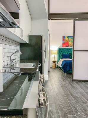 2 habitaciones, escritorio y tabla de planchar con plancha 