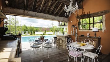 Een buitenzwembad, een verwarmd zwembad en ligstoelen