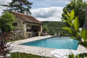 Outdoor pool, a heated pool, pool loungers - Le Domaine des Carriers - Chambres (Chevroches)