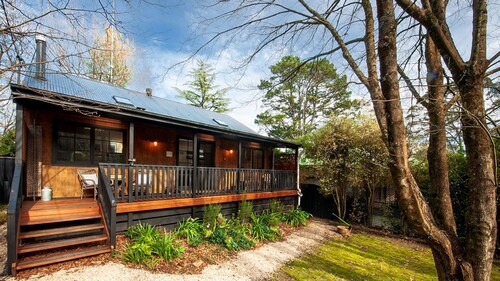 Mountain Den | Charming pet friendly mountains cottage!