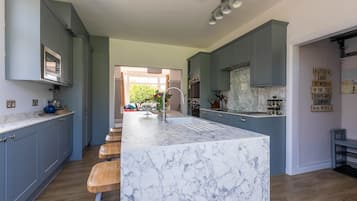 Geladeira, micro-ondas, fogão, cooktop